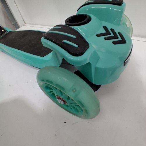 HURTLE SCOOTKID SIT-OR-STAND SCOOTER WITH LIGHT UP WHEELS - 132LBS CAPACITY - TEAL (MODEL#: HURFS86TB) image 3