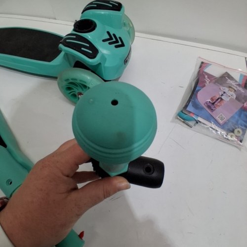 HURTLE SCOOTKID SIT-OR-STAND SCOOTER WITH LIGHT UP WHEELS - 132LBS CAPACITY - TEAL (MODEL#: HURFS86TB) image 4