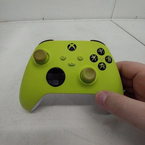 XBOX WIRELESS CONTROLLER – ELECTRIC VOLT FOR XBOX SERIES X|S, XBOX ONE, AND WINDOWS 10 DEVICES image 2
