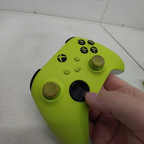 XBOX WIRELESS CONTROLLER – ELECTRIC VOLT FOR XBOX SERIES X|S, XBOX ONE, AND WINDOWS 10 DEVICES image 3