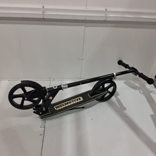 WELMOTIVE KICK SCOOTER WITH ADJUSTABLE HANDLE BARS - 220 LBS MAX - BLACK (MODEL: D009) image 2