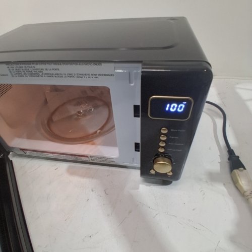 FRIGIDAIRE RETRO MICROWAVE OVEN - 0.7CU.FT - 700W - BLACK/GOLD (MODEL: EMW788-BLACKRGLD) image 2