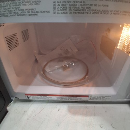 FRIGIDAIRE RETRO MICROWAVE OVEN - 0.7CU.FT - 700W - BLACK/GOLD (MODEL: EMW788-BLACKRGLD) image 4