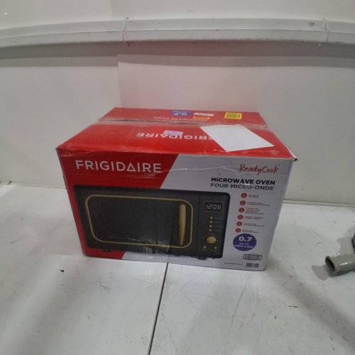 FRIGIDAIRE RETRO MICROWAVE OVEN - 0.7CU.FT - 700W - BLACK/GOLD (MODEL: EMW788-BLACKRGLD) image 7
