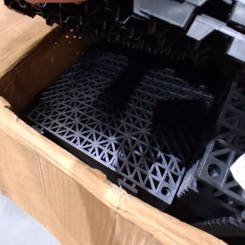 55PK VEVOR MODULAR INTERLOCKING DRAINAGE MATS - 12" X 12" - BLACK (MODEL: 30*30*1.5CM-B) image 5