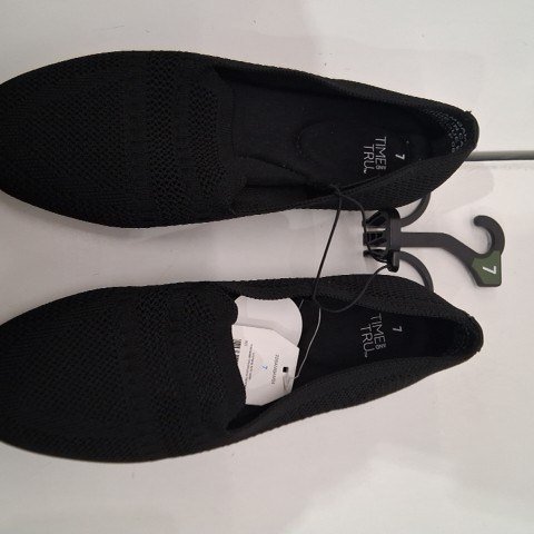WOMEN'S TIME AND TRU KNIT FLATS - SIZE 7 - BLACK image 2