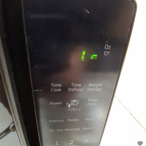 BLACK + DECKER 10 POWER LEVEL COMPACT COUNTERTOP MICROWAVE - 0.7 CU.FT / 700W - BLACK (MODEL: EM720CP7/CA) image 2