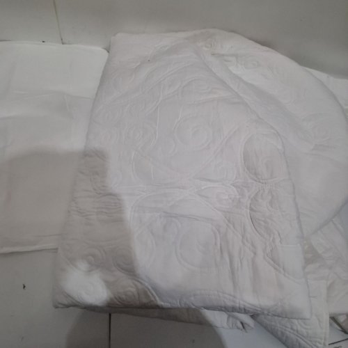 3PC LAURA ASHLEY QUILTED BLANKET AND PILLOWCASE SET - KING - WHITE image 3