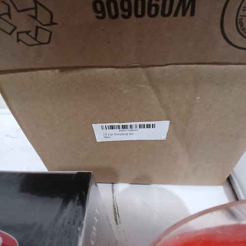 CAR DETAILING KIT WITH FOAMING WASH, FINISHING SOLUTIONS AND MICROFIBERS image 2
