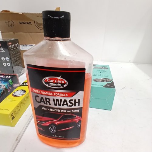 CAR DETAILING KIT WITH FOAMING WASH, FINISHING SOLUTIONS AND MICROFIBERS image 4