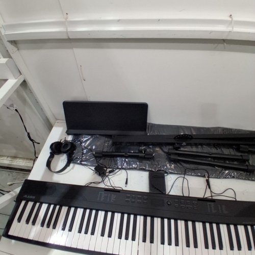 ALESIS RECITALS PLAY DIGITAL KEYBOARD PIANO WIRED/WIRELESS WITH 480 SOUNDS & STAND - BLACK/WHITE (MODEL: RECITALPLAY) image 4