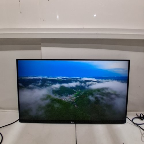 LG ULTRAFINE ERGO 4K UHD MONITOR WITH IPS DISPLAY /HDR 10 / DCI-P3 95% COLOR / USB-C & ADJUSTABLE ERGONOMIC STAND - 32" - BLACK (MODEL: 32UN880K) image 5