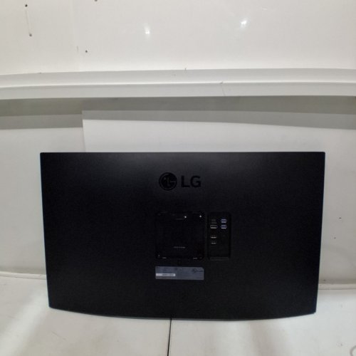 LG ULTRAFINE ERGO 4K UHD MONITOR WITH IPS DISPLAY /HDR 10 / DCI-P3 95% COLOR / USB-C & ADJUSTABLE ERGONOMIC STAND - 32" - BLACK (MODEL: 32UN880K) image 10