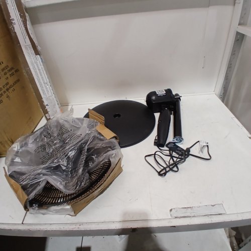 BLACK+DECKER STAND FAN WITH REMOTE- 3 SPEED - 16" - BLACK (MODEL: BFSR16B) image 3