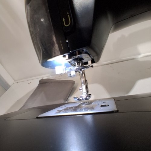 SINGER HEAVY DUTY 500 CLASSIC SEWING MACHINE WITH 23 BUILT-IN STITCHES - BLACK/GOLD (MODEL: HD500) image 2