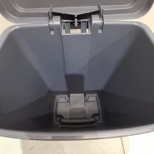 RUBBERMAID STEP ON WASTEBASKET - 31.4L - GREY (MODEL: FG284187CYLND) image 3