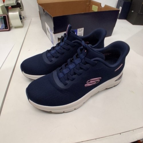 SKECHERS SWIFT FIT SHOES - SIZE 7 - NAVY (ITEM: 2566407) image 3
