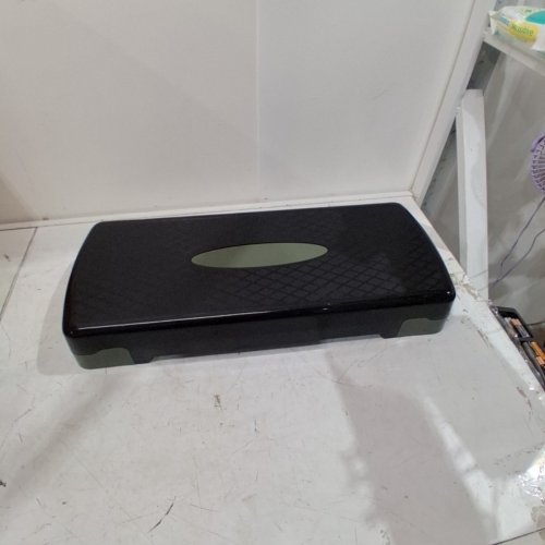 AMAZON BASICS ADJUSTABLE AEROBIC EXERCISE STEP PLATFORM - GREEN/BLACK image 2