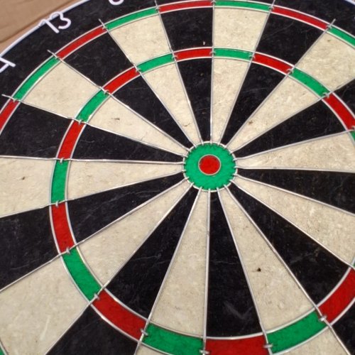 AMAZON BASICS REGULATION SIZE DARTBOARD SET - 6 DARTS INCLUDED - 18" - (MODEL: B0DZ24NR85) image 4