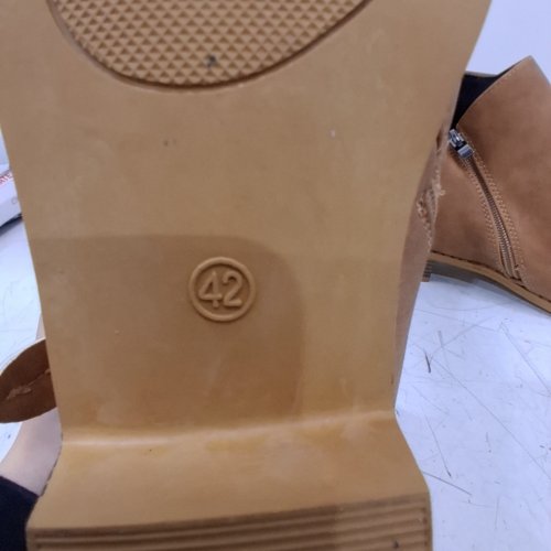 WOMENS ANKLE HIGH CHUNKY HEEL BOOTS - SIZE: 9 - BROWN image 3