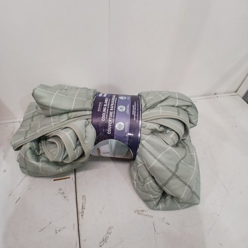 COOLING QUILTED COMFORTER BLANKET - QUEEN - GREEN/WHITE STRIPS (MODEL: 1986200) image 3