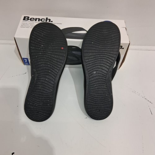 WOMENS BENCH COMFORT FLIP FLOPS - SIZE 7 - BLACK (MODEL: 4220007) image 3