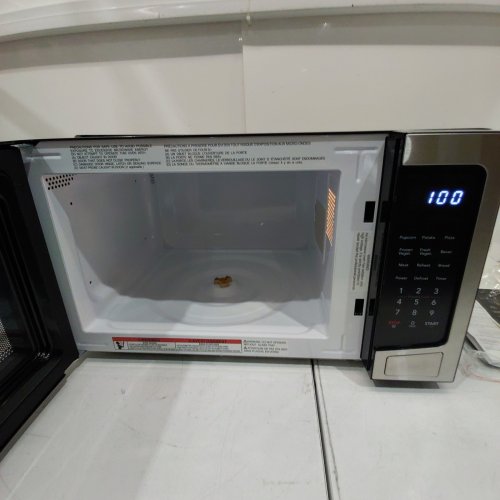 FRIGIDAIRE STAINLESS STEEL MICROWAVE WITH 10 POWER LEVELS - 1.1 CU. FT. 1000W - STAINLESS STEEL/BLACK - (MODEL: EMW1120_AMZ) image 2