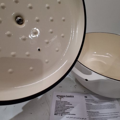 AMAZON BASICS ENAMELED CAST IRON COVERED DUTCH OVEN - 7.5 QUART - WHITE image 3