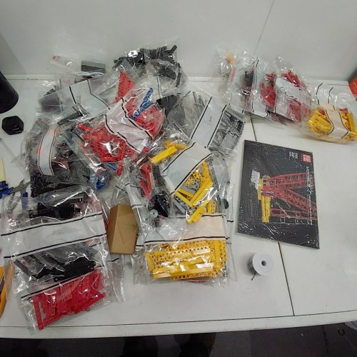 4567+PC MOULD KING TECHNOLOGY CRAWLER CRANE BUILDING BLOCK KIT, (MODEL: 17015) image 3