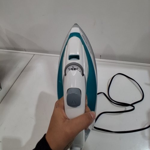 BLACK+DECKER LIGHT N EASY COMPACT STEAM IRON - IR0820C image 2