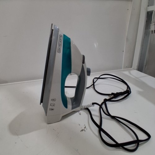 BLACK+DECKER LIGHT N EASY COMPACT STEAM IRON - IR0820C image 3