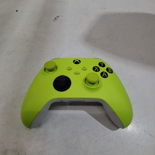 XBOX WIRELESS CONTROLLER – ELECTRIC VOLT FOR XBOX SERIES X|S, XBOX ONE, AND WINDOWS 10 DEVICES image 3