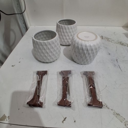 3 ASSORTED TELEFLORA GEOMETRIC CERAMIC PLANTERS WITH WOODEN STANDS - 5" - WHITE/BROWN (STYLE : 20N400) image 4