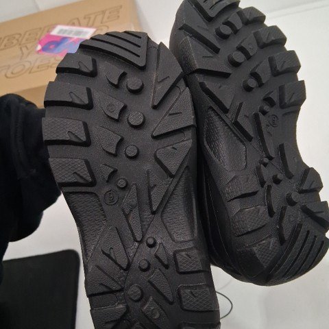 KID'S WINTER BOOTS WITH WATERPROOF SOLE - SIZE 9 - BLACK AND GREEN image 2
