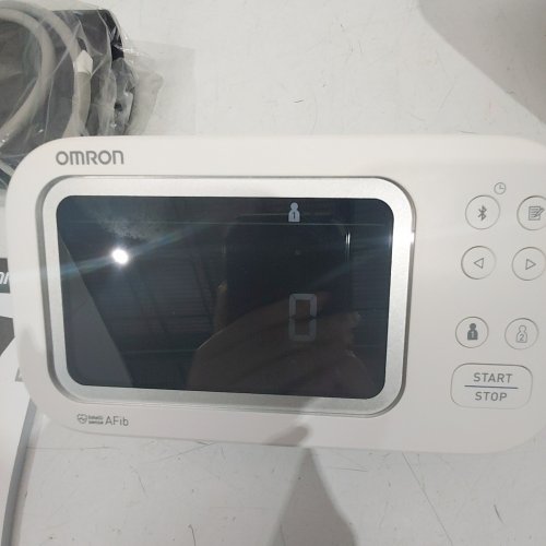 OMRON PLATINUM UPPER ARM BLOOD PRESSURE MONITOR (MODEL: BP5465) image 2