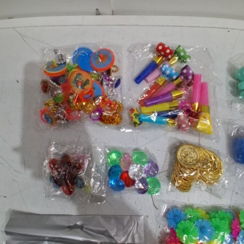 ~100PC BEAUTYSUREUP KIDS PARTY FAVOR ASSORTMENT - MULTICOLOUR image 3