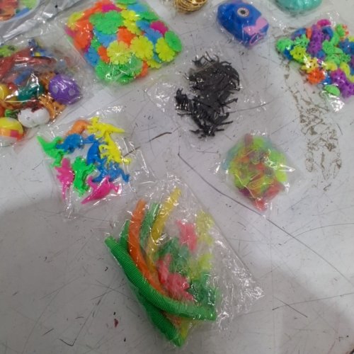 ~100PC BEAUTYSUREUP KIDS PARTY FAVOR ASSORTMENT - MULTICOLOUR image 6