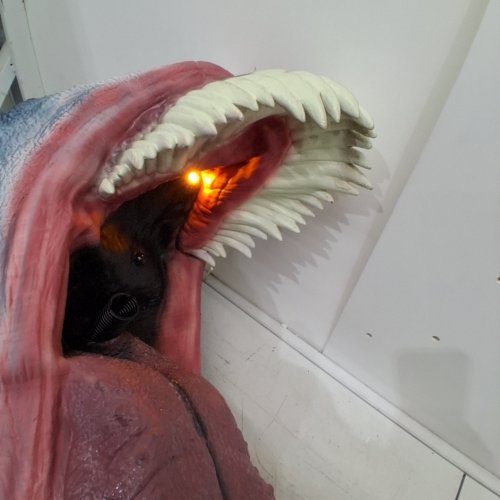 SPIRIT HALLOWEEN DEATH STALKER ANIMATRONIC, COMPATIBLE WITH A 400W FOG MACHINE - 7.3FT TALL - BLACK image 2