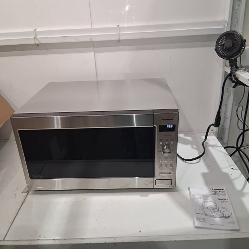 PANASONIC MICROWAVE OVEN - 2.2 CU. FT - STAINLESS STEEL - (MODEL: NN-SD965S) image 2
