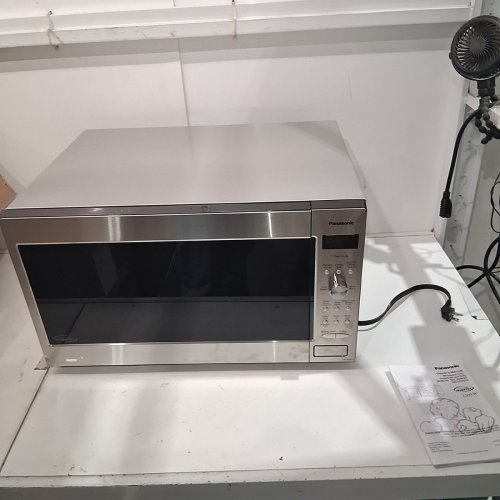 PANASONIC MICROWAVE OVEN - 2.2 CU. FT - STAINLESS STEEL - (MODEL: NN-SD965S) image 3