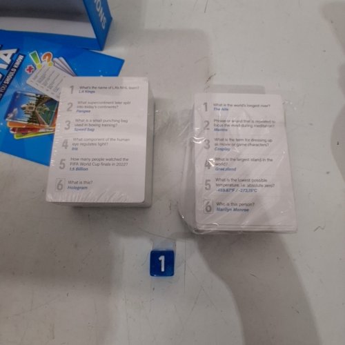 THE WORLD GAME SUPER TRIVIA WITH 1100 QUESTIONS - 2-6 PLAYERS/ 16+ - BLUE image 3