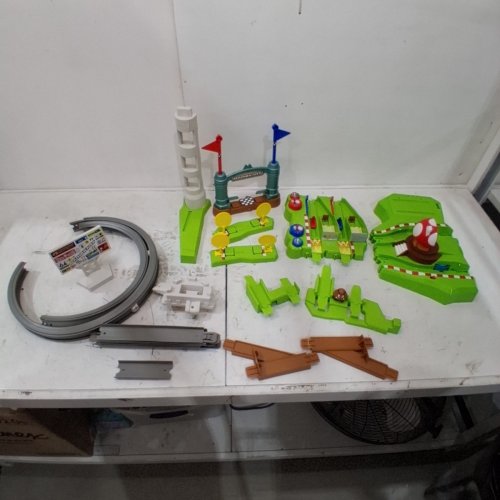 HOT WHEELS MARIO KART CIRCUIT TRACK SET (MODEL: HFY15-9796) image 2