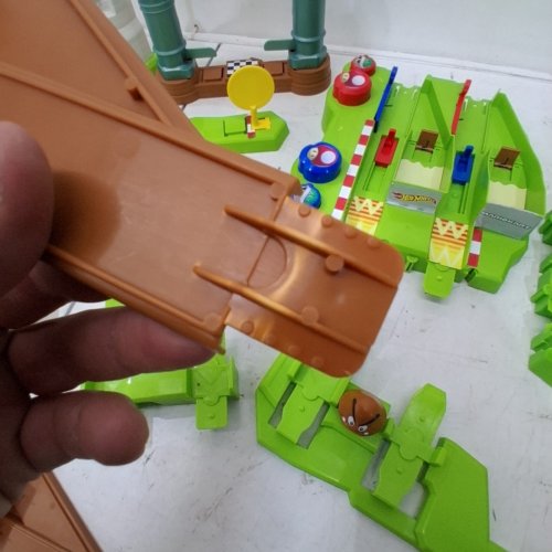 HOT WHEELS MARIO KART CIRCUIT TRACK SET (MODEL: HFY15-9796) image 4
