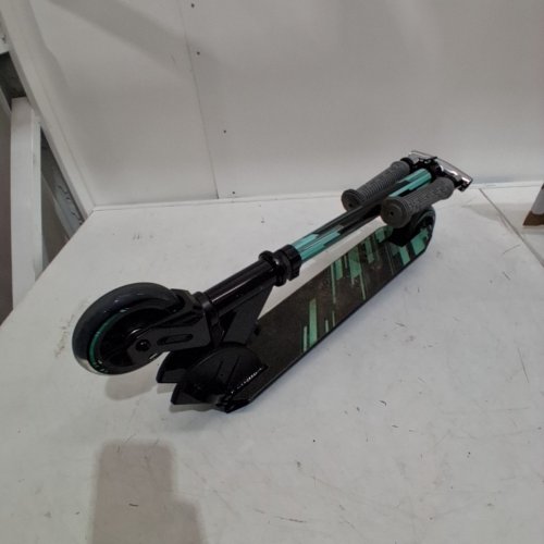 AMAZON BASICS FOLDING KICK SCOOTER - BLACK/TEAL (MODEL: AGPL1K1) image 3