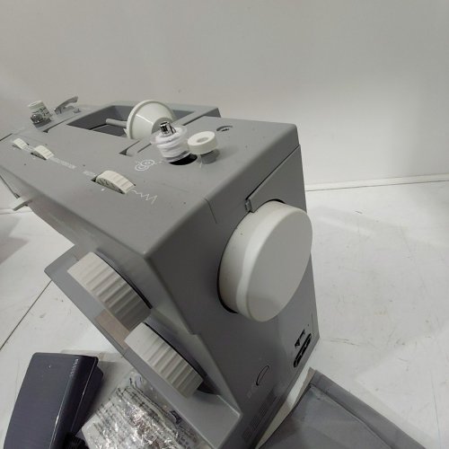 SINGER HEAVY DUTY SEWING MACHINE - 15.5" X 6" X 12" - 84W (MODEL:HD4452) image 3