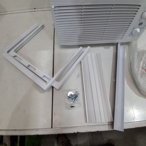 GE APPLIANCES ELECTRONIC WINDOW AIR CONDITIONER - 5,000 BTU - 150SQ.FT - WHITE (MODEL: AWAS05BWFC) image 4
