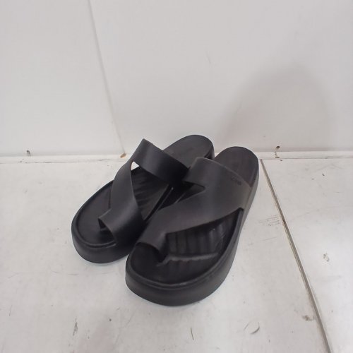 WOMEN'S CROCS PLATFORM TOE LOOP SANDALS - SIZE 8 - BLACK (STYLE: 210834-001) image 3