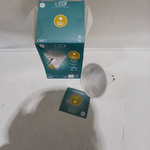 GE LIGHTING LED+ PAR38 COLOUR CHANGING DIMMABLE LIGHT BULB WITH REMOTE CONTROL - 90W REPLACEMENT, 15W - MEDIUM BASE - 1300LM - WHITE (MODEL: 93128353) image 2