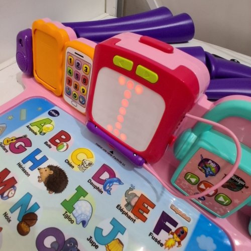 *FRENCH EDITION* VTECH INTERACTIVE 4-IN-1 MAGIC BACK TO SCHOOL LEARNING DESK WITH STOOL, CHALKBOARD, EASEL, WRITING PAD & PROJECTOR, AGES 3-6- PINK/PURPLE- (MODEL: 195855) image 2