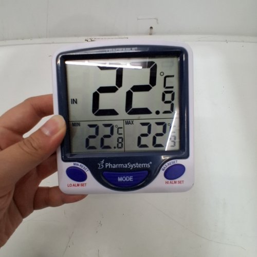 TRACEABLE JUMBO DISPLAY MEMORY MONITORING REFRIGERATOR AND FREEZER THERMOMETER WITH BUILT IN MAGNET AND KICKSTAND - WHITE/BLUE (MODEL: 17751) image 2